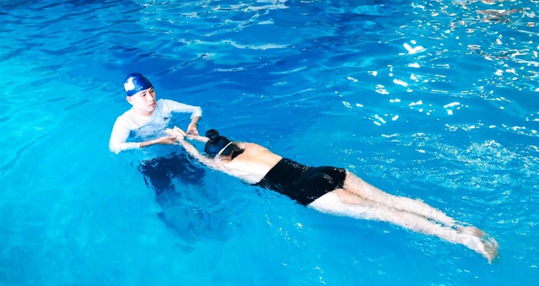 Instruktor prowadzący zajęcia w AquaLife Swimming Center